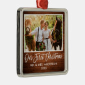 Penseel Script Wood Weddenschap onze eerste Kerstm Metalen Ornament (Rechts)