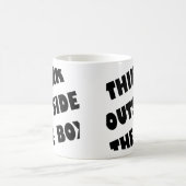 Pensez en dehors de la tasse drôle de boîte ou de (Centre)