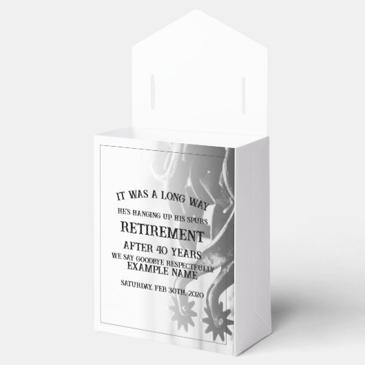 Pensioenaankondiging met oude sporen bedankdoosjes (Geopend)