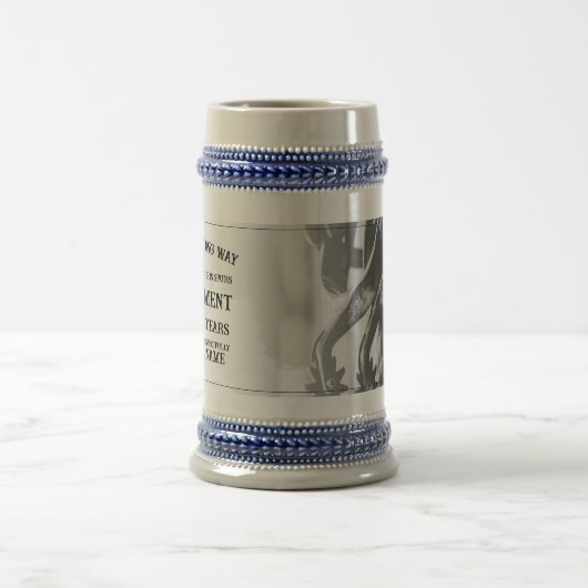 Pensioenaankondiging met oude sporen bierpul (Center)