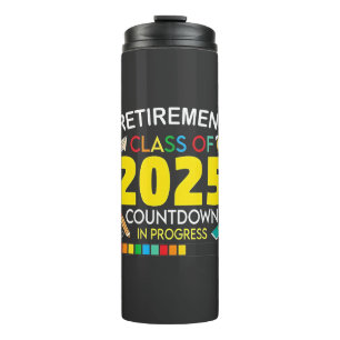 Pensioenklasse van 2025 aftellen in proces thermosbeker