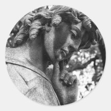 Pensive angel neerkijken