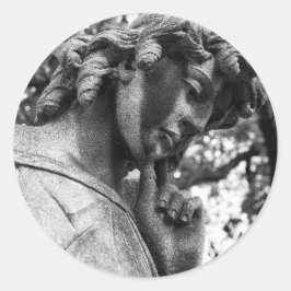 Pensive angel neerkijken ronde sticker