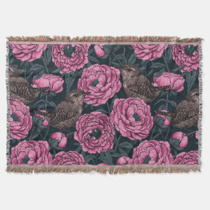 Peonies en draden op donkergrijs deken