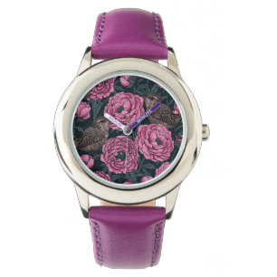 Peonies en draden op donkergrijs horloge