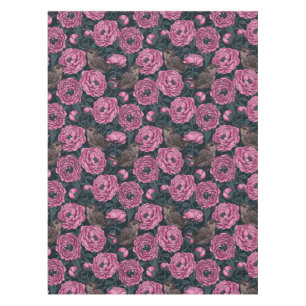 Peonies en draden op donkergrijs tafelkleed