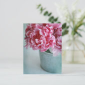 Peonies op de tabel briefkaart (Staand voorkant)