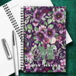Peonies violettes monogrammes<br><div class="desc">Ce planificateur personnalisé présente votre monogramme et prénom en lettres chics sur un arrière - plan de pivoines violettes et de feuilles. Idéal pour vous-même ou un grand cadeau pour toute occasion.</div>