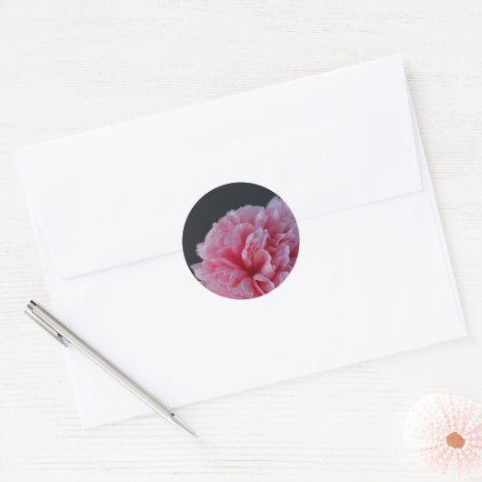 Peony op donkere achtergrond ronde sticker (Envelop)
