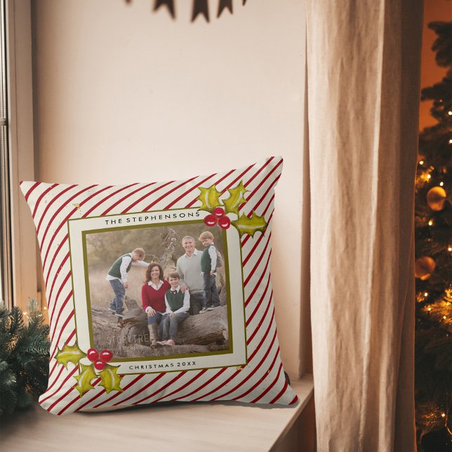 Peppermint Stripe Holly Farmhouse Kussen (Hand painted holly and berries, classic red stripe, and family photo pillow)