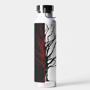 Perché sur l'arbre Bouteille d'eau corbeau noir