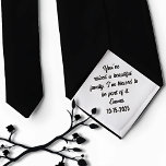 Père en droit Don de la Cravate mariée<br><div class="desc">Le jour de votre mariage, rappelez-vous avec votre beau-père en lui donnant cette cravate personnalisée du père de la mariée avec un message personnalisé avec votre nom et votre date de mariage. Entrez le nom et la date à imprimer dans une section customisée. Alternativement, surprenez-le avec ce geste doux comme...</div>