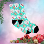 Père Noël célèbre la première photo de Noël du béb<br><div class="desc">Une photo customisée pour le premier Noël de votre bébé est incluse sur ces chaussettes. Père Noël annonce le premier Noël du bébé à tout le monde dans ce décor de Noël en forme de verre d'heure. En raison du fait qu'il présente une photo de votre enfant, il est parfait...</div>