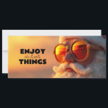 Père noël cool : Carte à QR code surprise<br><div class="desc">La carte de vœux est améliorée d'un QR code qui renvoi vers un message surprise pour Noël. Sur la face avant :Père Noël à lunettes, en mode cool, face au coucher du soleil. Message : enjoy the little things. Tout le contenu a été créé par kioz médias, moi, et ne...</div>