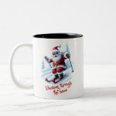 Père Noël drôle dévalant la neige Mug de Noël (Gauche)