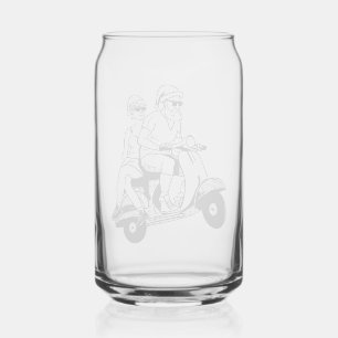 Père Noël et Mme Claus chevauchant un scooter