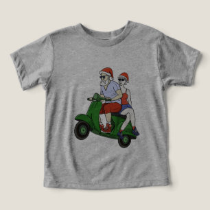 Père Noël et Mme Claus chevauchant un scooter