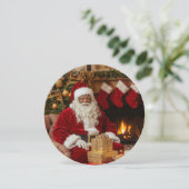 Père Noël noir assis près de la cheminée Carte de (Debout devant)