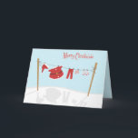 Père Noël Suit sur la carte de Noël<br><div class="desc">Un design amusant avec un costume de Père Noël et des innommables accrochés sur une corde à linge lors d'une journée d'hiver enneigée. Le texte intérieur est personnalisable.</div>