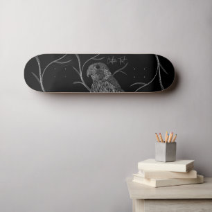 Peregrine Falcon in boomtakken met handschrift Skateboard
