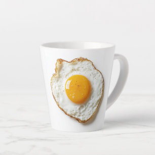 Perfect gebakken ei met scherpe randen en gouden j latte mok
