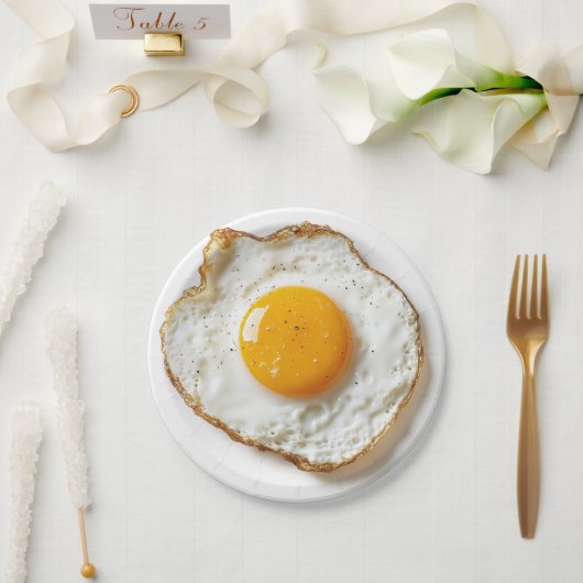 Perfect gebakken ei met scherpe randen en gouden j papieren bordje (Huwelijk)