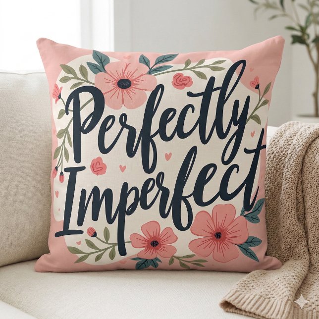 Perfect Onvolmaakte Bloemrijke Typografie Citaat Kussen (Perfectly Imperfect Floral Typography Quote Throw Pillow Mockup A)