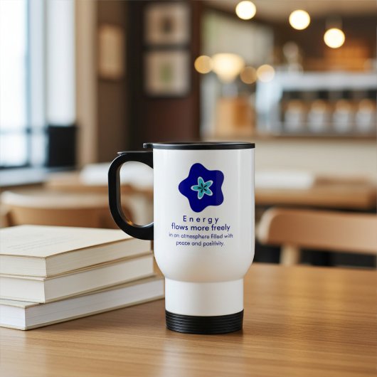 Perfecte mix van stijl en positiviteit, blauwe blo reisbeker