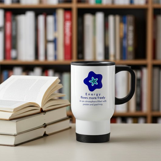 Perfecte mix van stijl en positiviteit, blauwe blo reisbeker