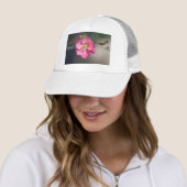 Perfecte roze bloeiende kweepel trucker pet (In situ)