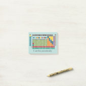 Periodieke tabel met elementen post-it® notes (Op bureau)