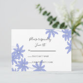 Periwinkle Blue Daisies Wedding RSVP Response Kaar (Staand voorkant)