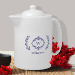 Périwinkle Elegant Monogramme Nom Wreath Moderne<br><div class="desc">Personnalisez votre cuisine avec notre nom monogrammé élégant et le design bleu & blanc de périwinkle initial avec une couronne de laurier unique et une option de texte personnalisée. Toutes les couleurs de ce design, y compris l'image de couronne, peuvent être changées en n'importe quelle couleur de votre choix avec...</div>