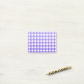 Periwinkle en witte gingham post-it® notes (Op bureau)