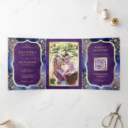 Periwinkle Galaxy Mandala QR Code Indian Wedding Drieluik Uitnodiging (Binnen)