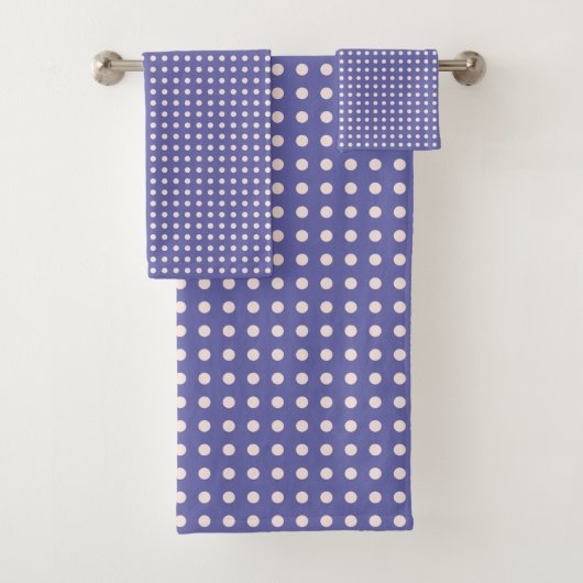 Periwinkle Paars en White Polka Dot Pattern Bad Handdoek (Insitu)