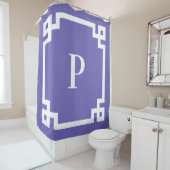 Periwinkle wit Grieks sleutel vet grens monogram Douchegordijn (In situ)