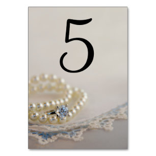 Perles, anneau et dentelle bleue Numéro de table d