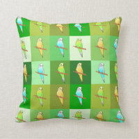 Perruches dans le coussin vert de motif de carrés