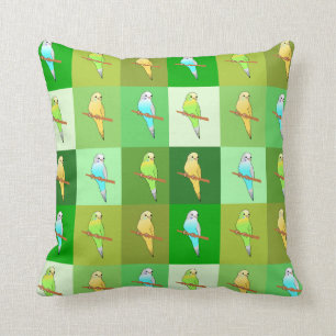 Perruches dans le coussin vert de motif de carrés