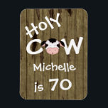 Personalisé Funny Holy Cow 70th Birthday Magnet<br><div class="desc">Personalisé Humoristique Vache Sainte Quelqu'un est 70 Anniversaire avec Arrière - plan en bois de grange pour les hommes et les femmes.</div>