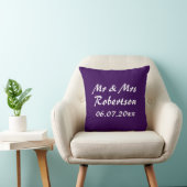 Personaliseer Mr. en Mrs. paarse trouwritzipper Kussen (Stoel)