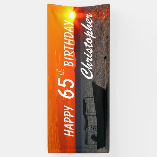 Personaliseer Naam 65th Verjaardag Gevist Boot Zon Spandoek (Verticaal)