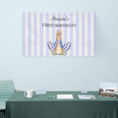 Personaliseer Peter de konijn 1e verjaardagsbanner Spandoek (Beurs)