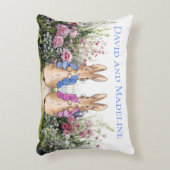Personaliseer Peter en Flopsy in de tuin tweeling  Accent Kussen (Voorkant(Verticaal))