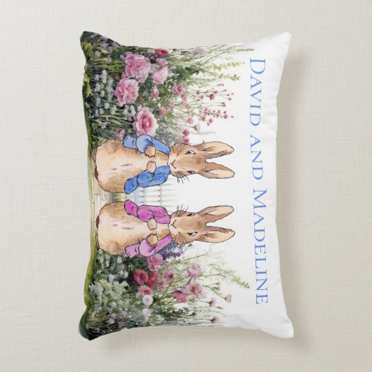 Personaliseer Peter en Flopsy in de tuin tweeling  Accent Kussen (Voorkant(Verticaal))