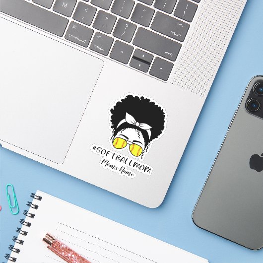 Personaliseer Softball Moeder Sticker (Laptop met iPhone)
