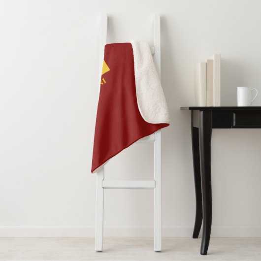 PERSONALISEERD ALUMNI Red Sherpa PMC Flag Blanket Sherpa Deken (In situ)