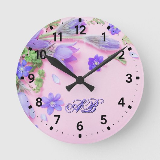 Personalized Floral Monogram Wall Clock – Custom Ronde Klok (Voorkant)