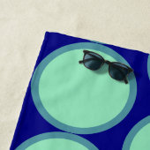 Personalized Navy Mint Polka Dot Pattern Modern Strandlaken (In situ)